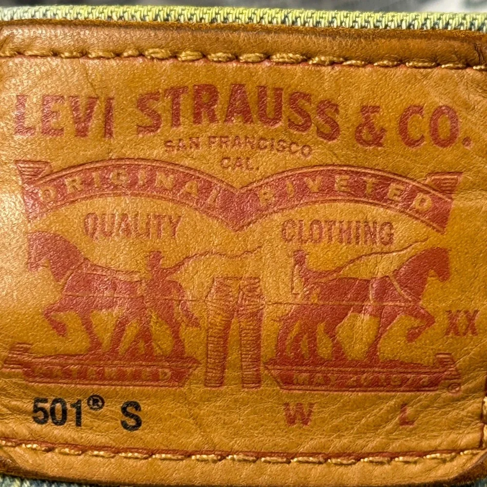 Levis High Waisted Straight Leg Light Wash Distressed Raw Hem Jeans Blue‎ 25